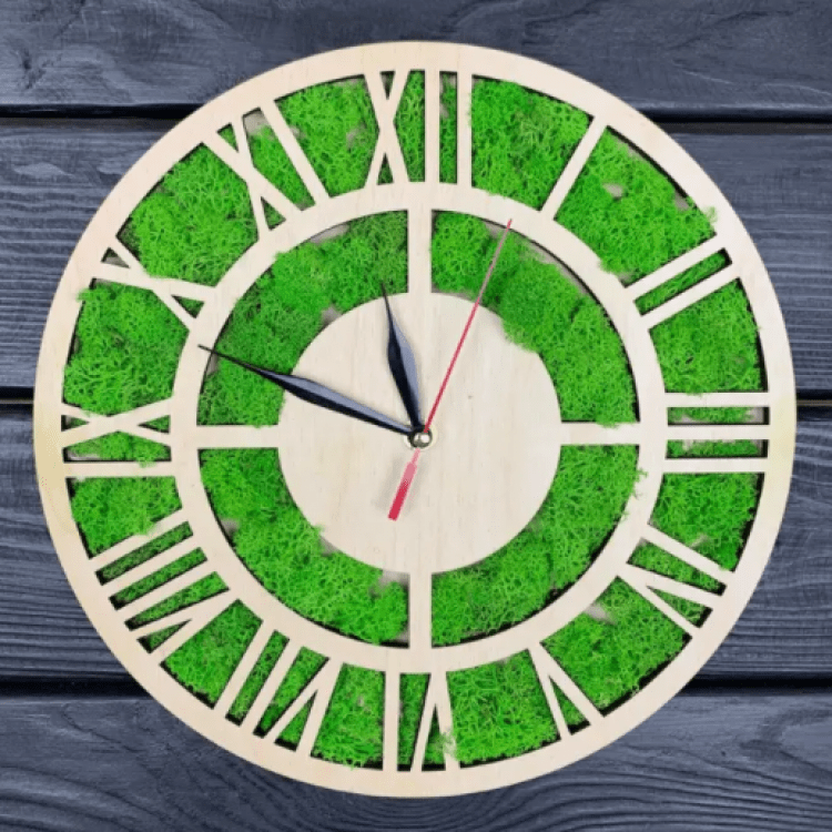 Дерев'яний настінний годинник зі стабілізованим мохом - image-0